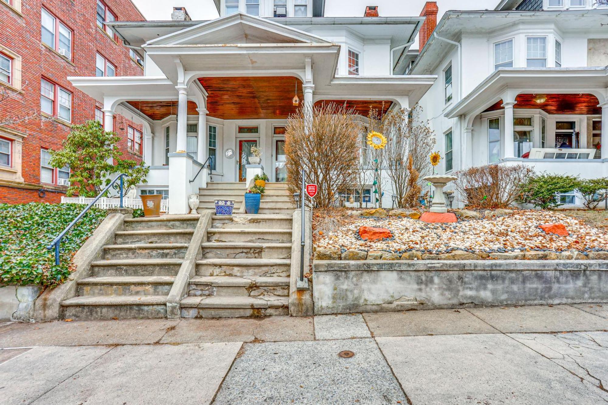 With Yard In Historic District Holiday home