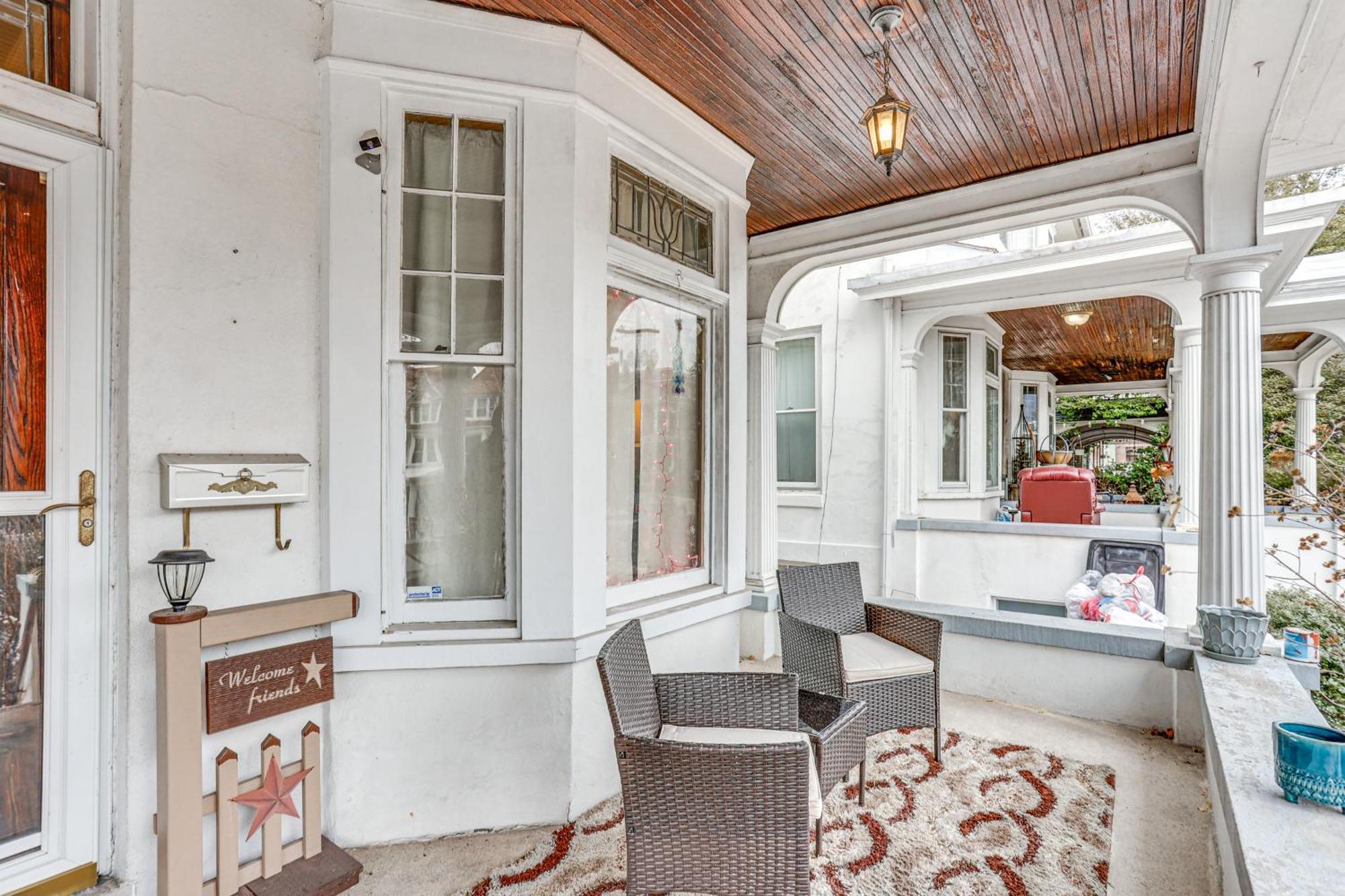 With Yard In Historic District *