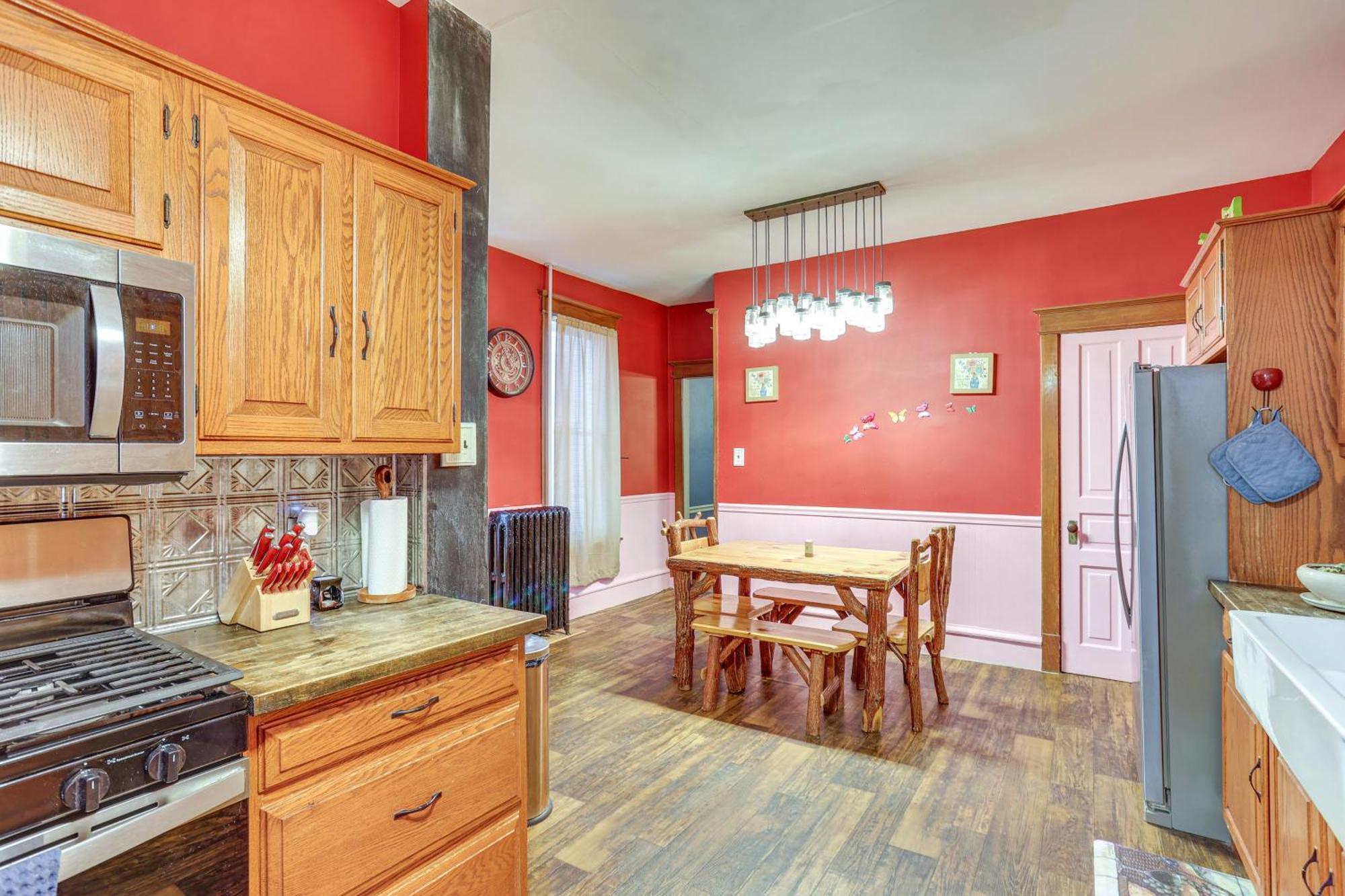 With Yard In Historic District Holiday home *