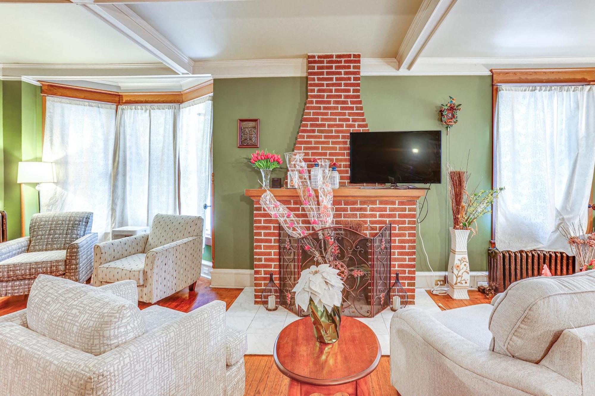With Yard In Historic District *